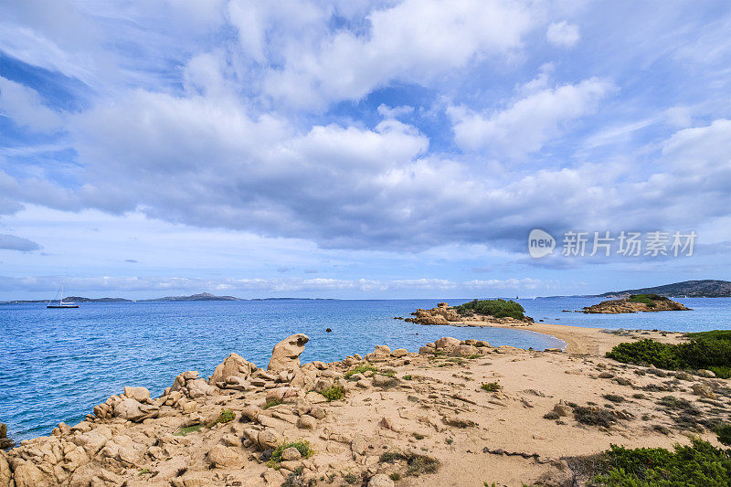 撒丁岛Arzachena海岸线上的Barca Bruciata海滩